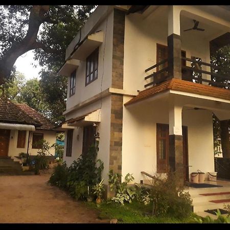 Abru'S Holidays International Travelers Alappuzha Ngoại thất bức ảnh