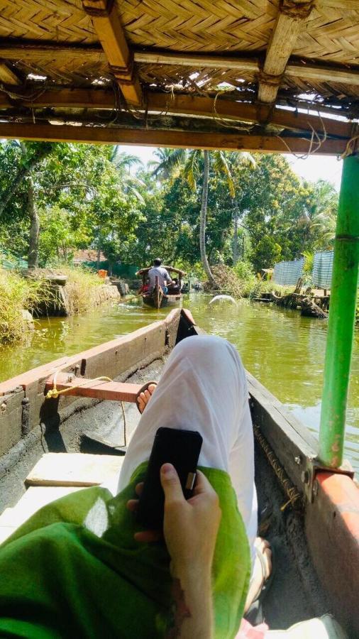 Abru'S Holidays International Travelers Alappuzha Ngoại thất bức ảnh