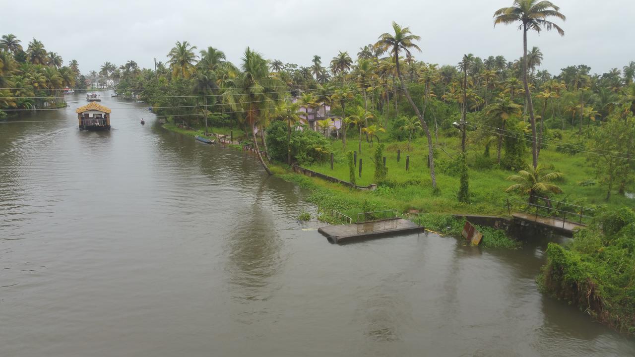 Abru'S Holidays International Travelers Alappuzha Ngoại thất bức ảnh