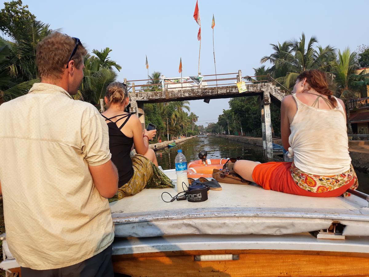 Abru'S Holidays International Travelers Alappuzha Ngoại thất bức ảnh